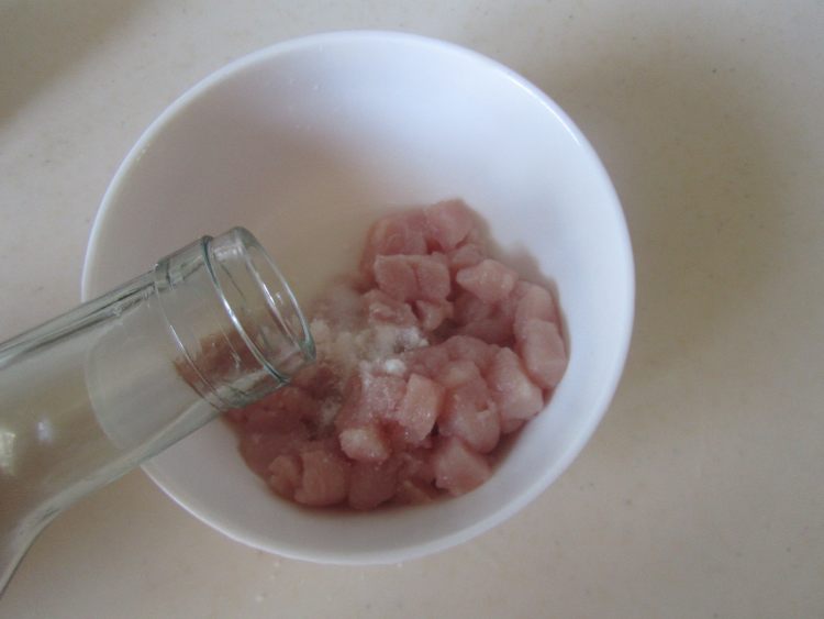 毛豆茭白炒肉丁步骤2