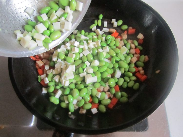 毛豆茭白炒肉丁步骤7