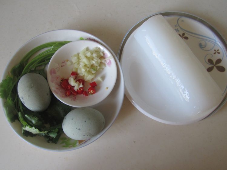 香菜皮蛋拌凉粉步骤1