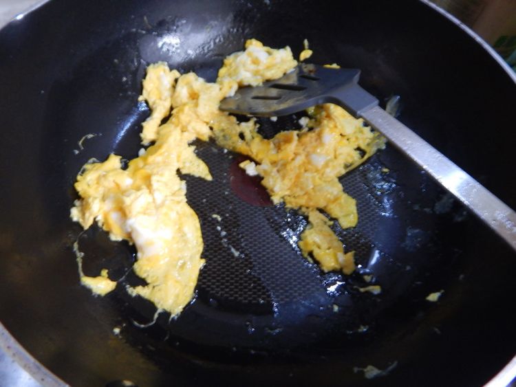 蚕豆炒鸡蛋步骤5