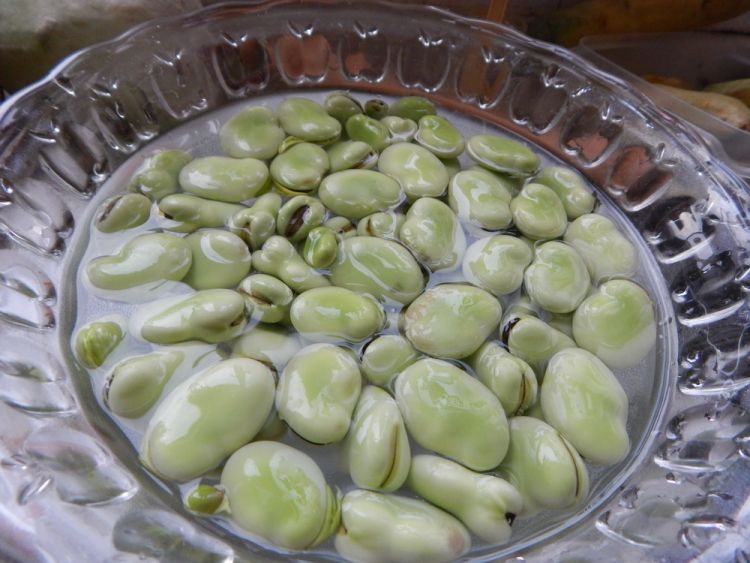 蚕豆炒鸡蛋步骤1