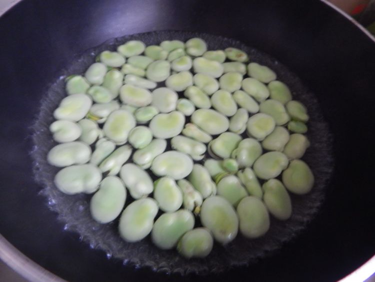 蚕豆炒鸡蛋步骤2