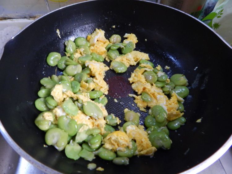 蚕豆炒鸡蛋步骤8