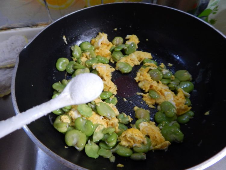 蚕豆炒鸡蛋步骤9