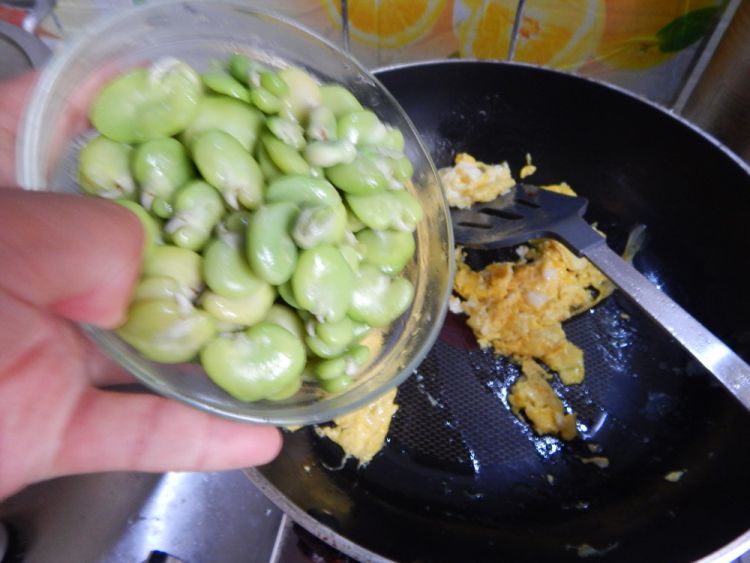 蚕豆炒鸡蛋步骤7