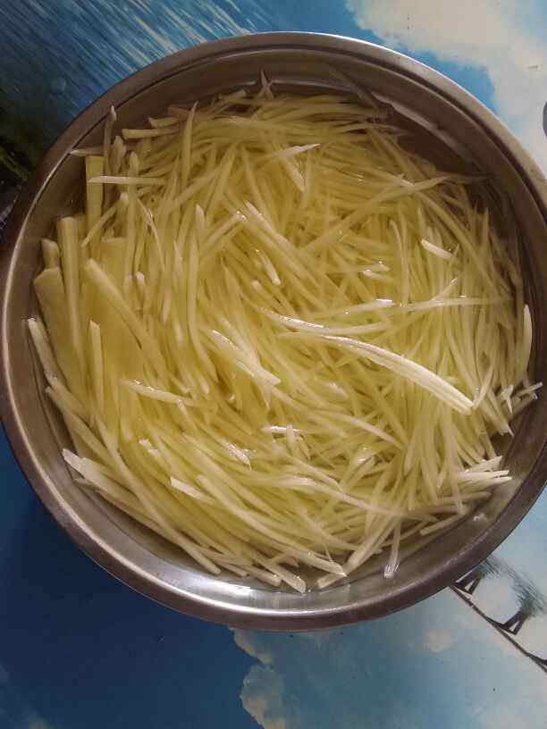 土豆丝炒火腿步骤1