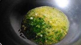 酸菜豆瓣炒肉丝步骤6