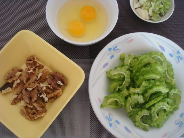 核桃鸡蛋炒苦瓜步骤2