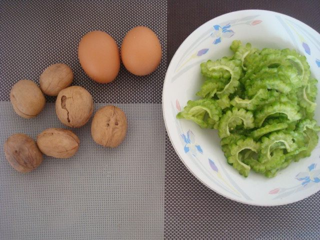 核桃鸡蛋炒苦瓜步骤1