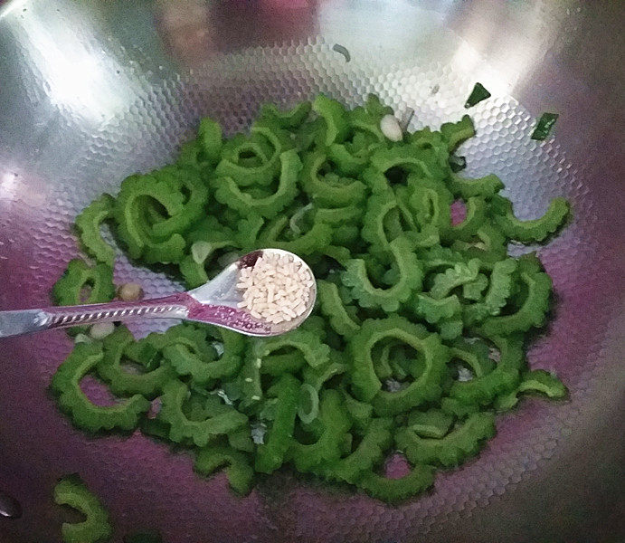 新蒜瓣炒苦瓜步骤12