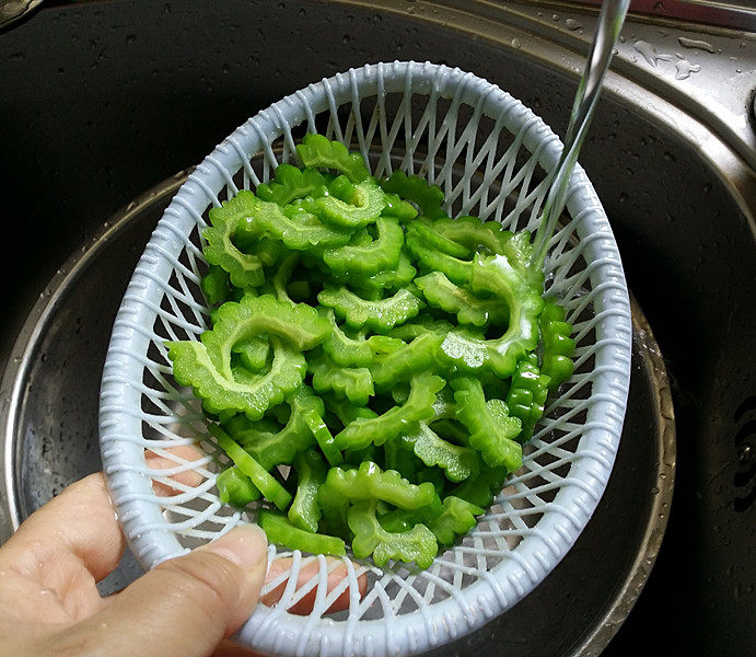 新蒜瓣炒苦瓜步骤8