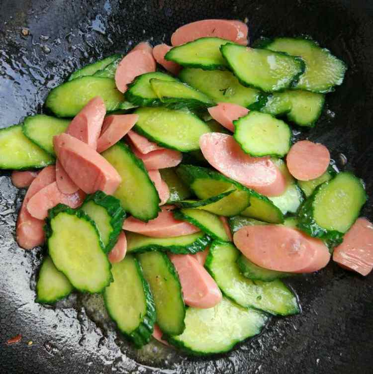 黄瓜炒火腿肠步骤5