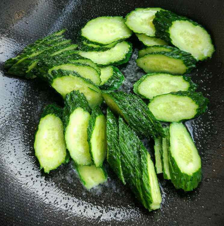 黄瓜炒火腿肠步骤3