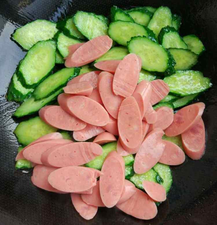 黄瓜炒火腿肠步骤4
