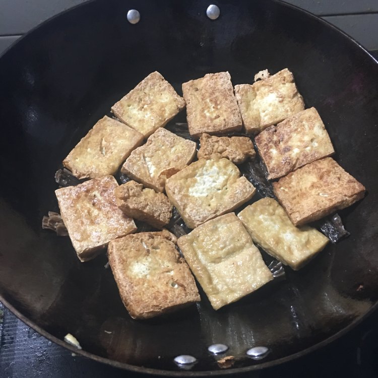黑腐竹焖豆腐步骤5
