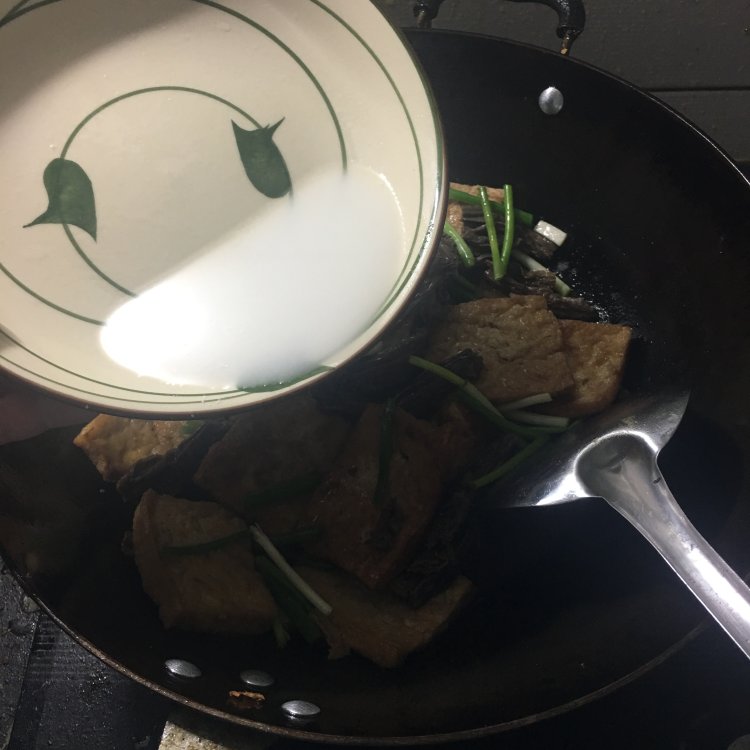 黑腐竹焖豆腐步骤8