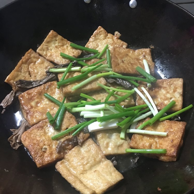 黑腐竹焖豆腐步骤7