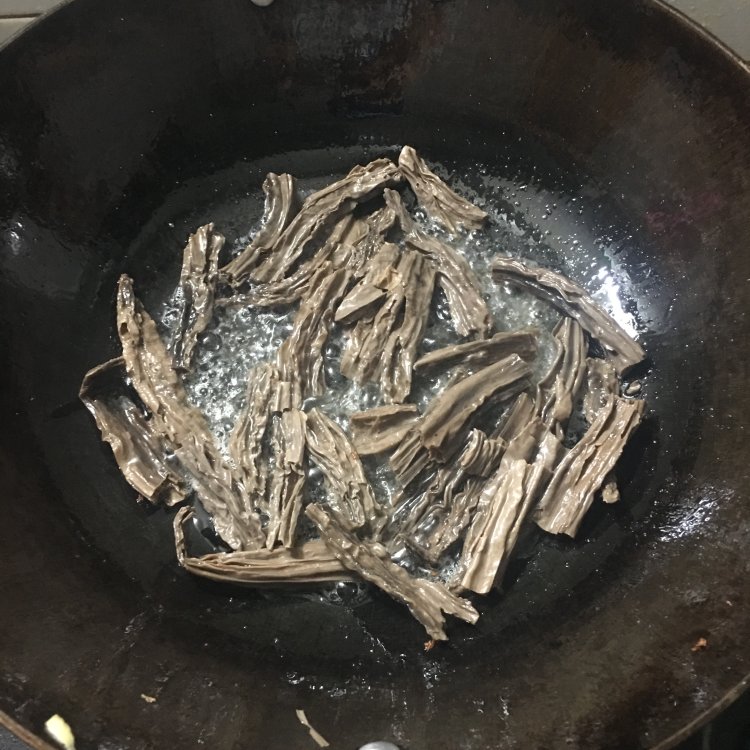 黑腐竹焖豆腐步骤4