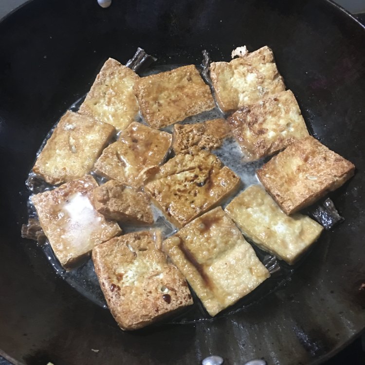 黑腐竹焖豆腐步骤6