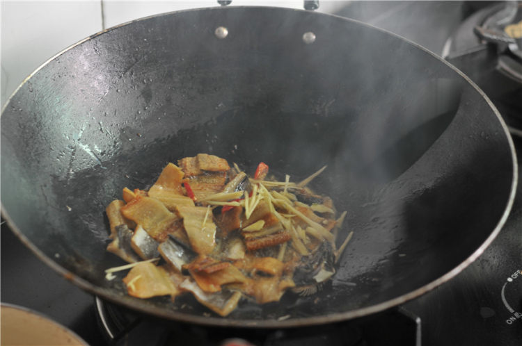 香辣双椒豆豉焖鳗鱼干步骤5