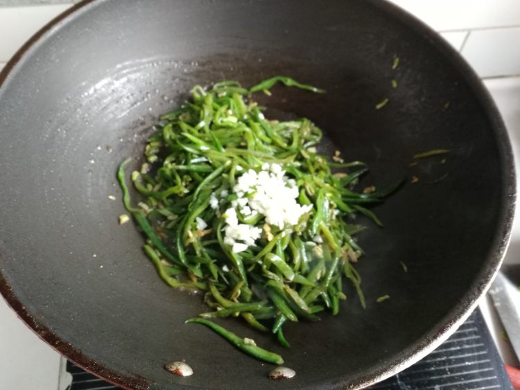 清炒扁豆丝步骤7