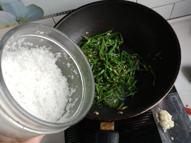 清炒扁豆丝步骤6