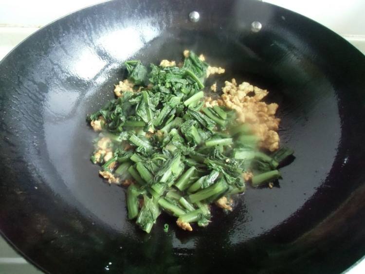 莴笋叶炒肉末步骤8