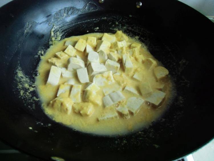 咸蛋黄烧豆腐步骤9