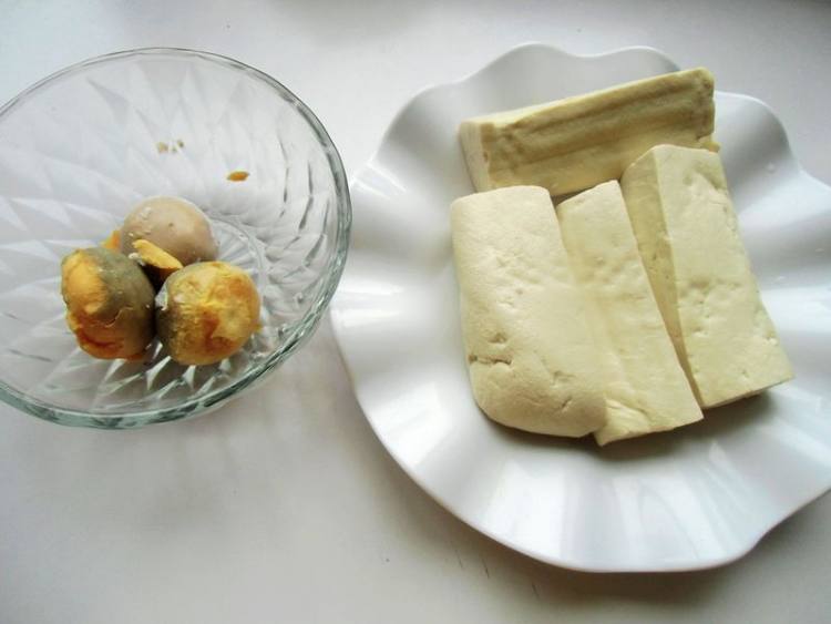 咸蛋黄烧豆腐步骤1