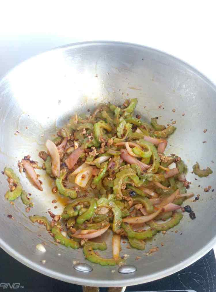 肉沫苦瓜炒步骤8