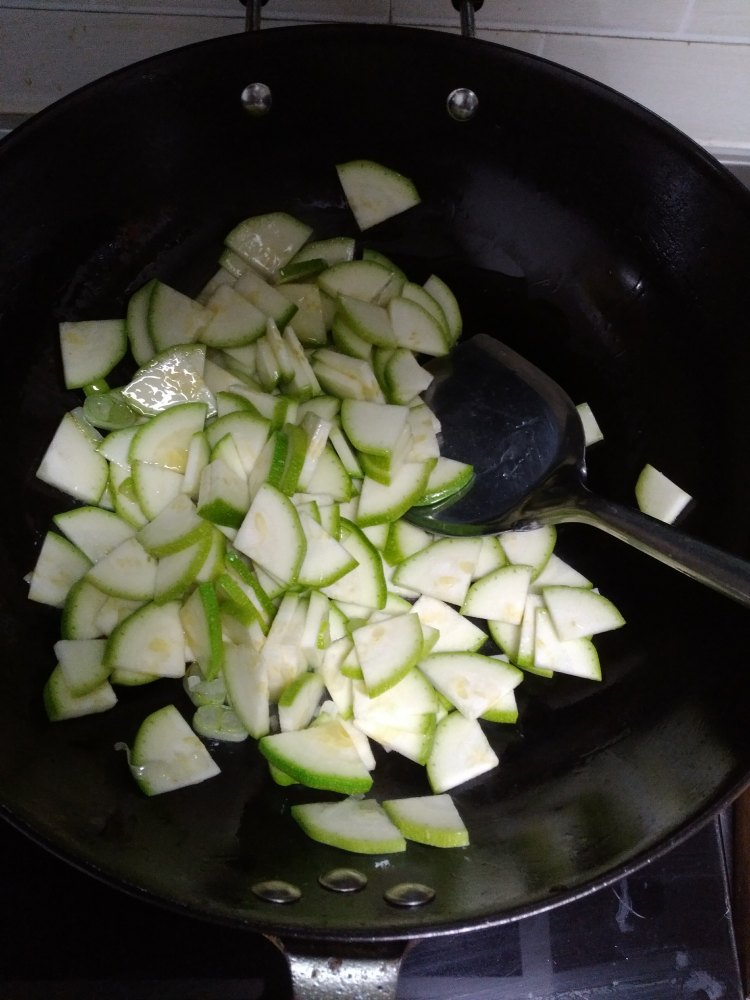 西葫芦炒蛤蜊肉步骤4