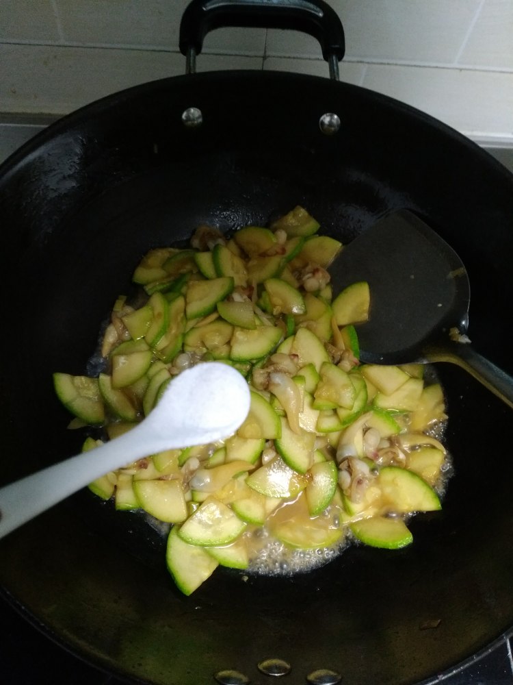 西葫芦炒蛤蜊肉步骤7