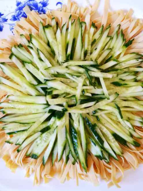 黄瓜拌豆腐皮步骤5