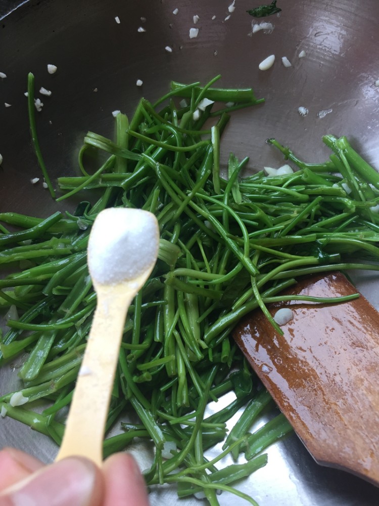 蒜蓉炒空心菜步骤7