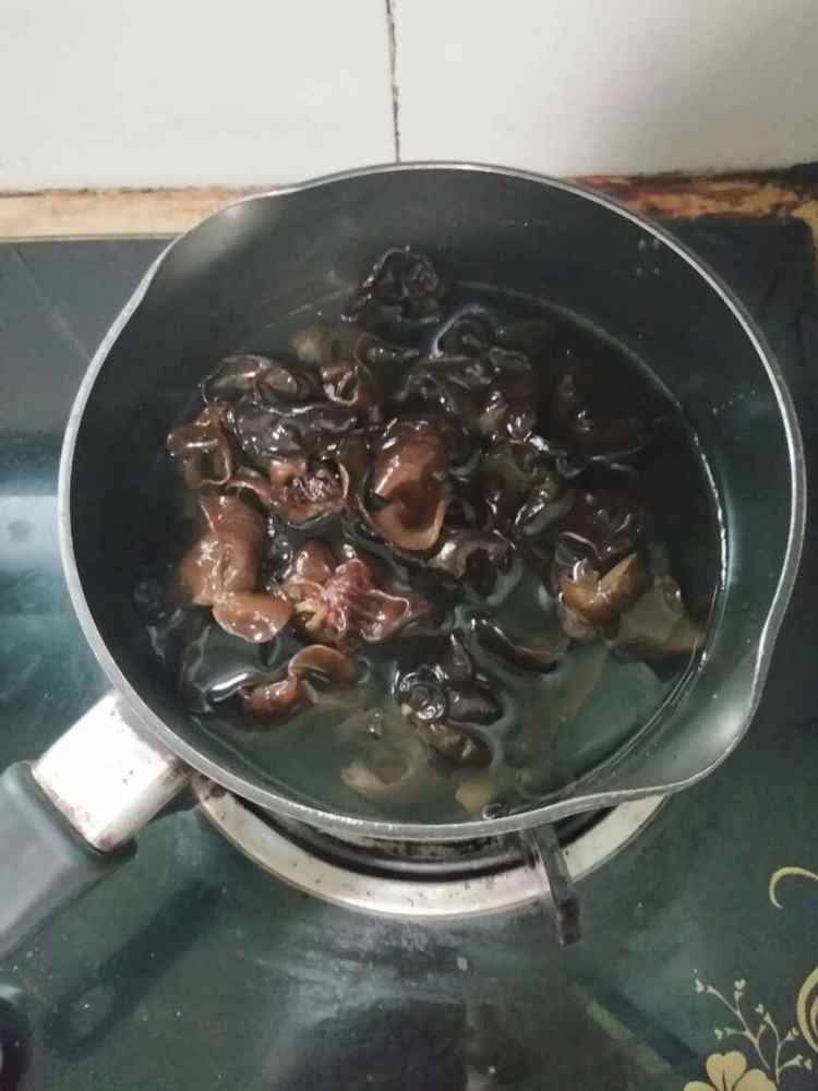 素炒腐竹木耳步骤2