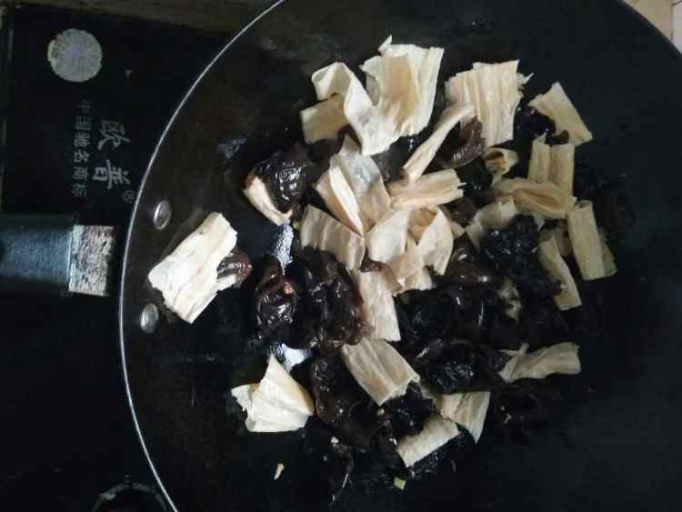 素炒腐竹木耳步骤5