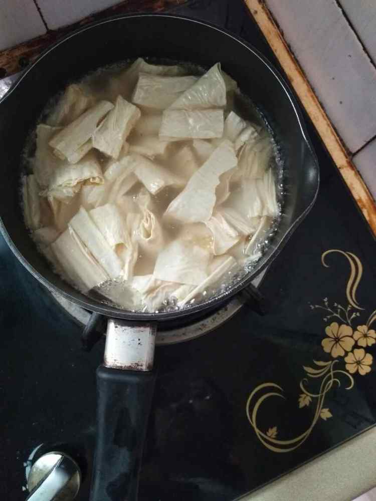 素炒腐竹木耳步骤3