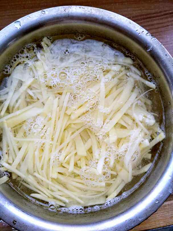 家常醋溜土豆丝步骤2