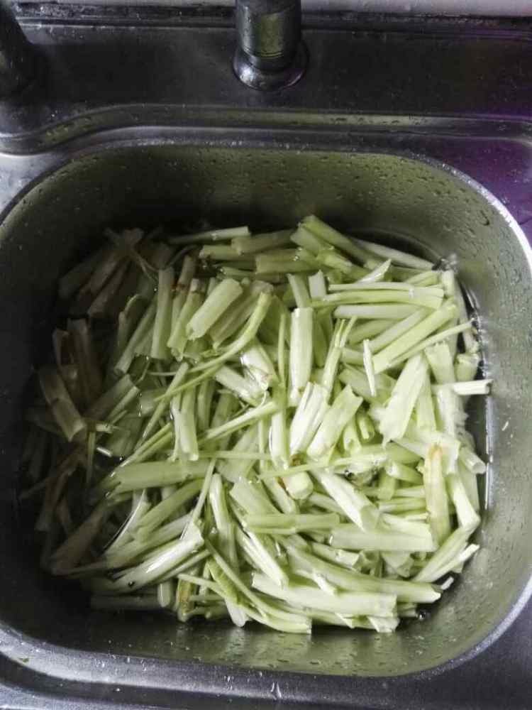 辣椒炒白管步骤2