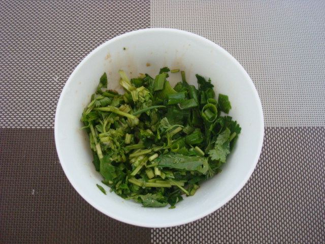 香菜拌松花蛋步骤3