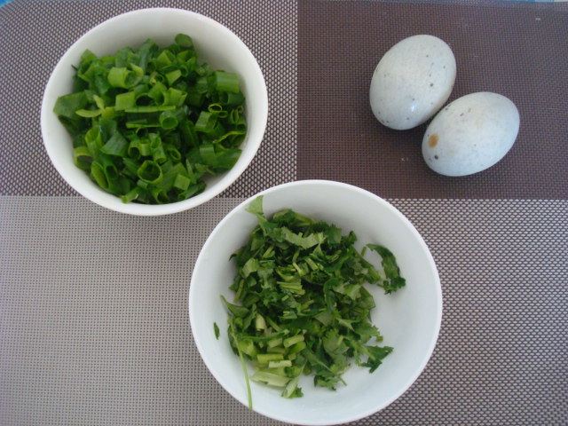 香菜拌松花蛋步骤1