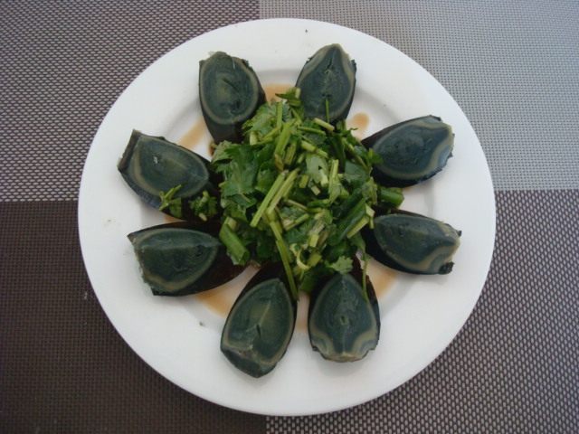 香菜拌松花蛋步骤2