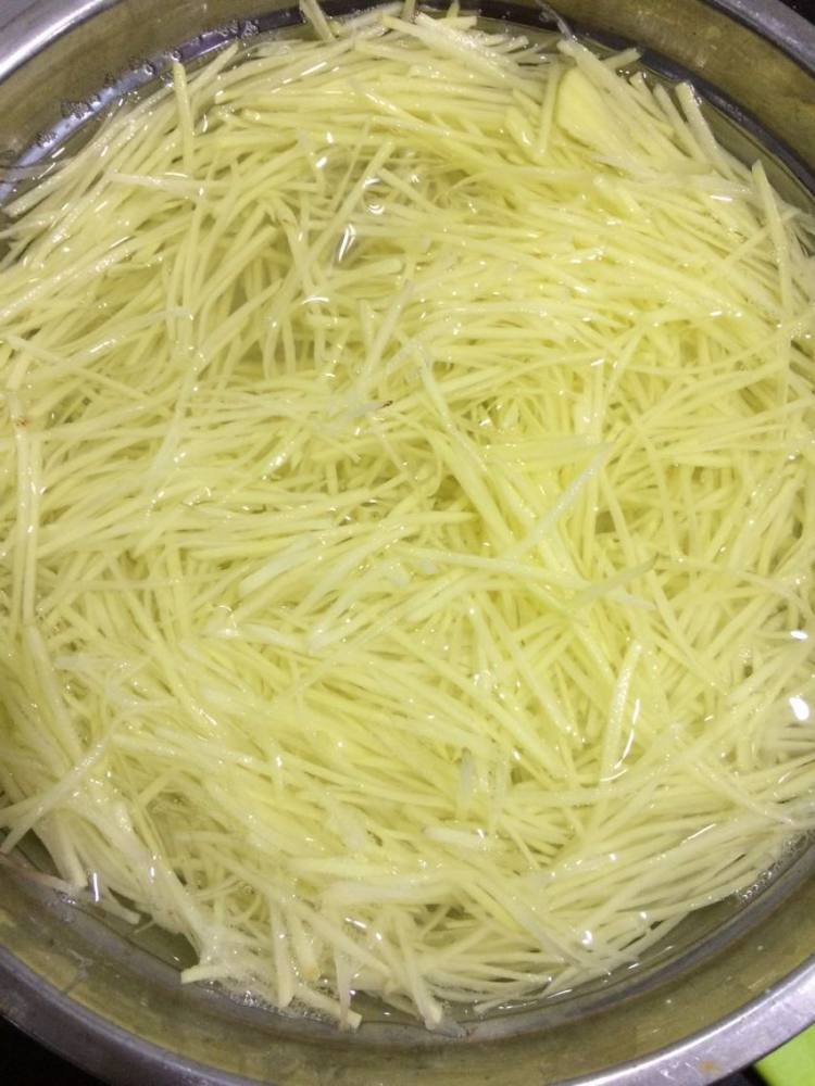 青椒炒土豆丝步骤2