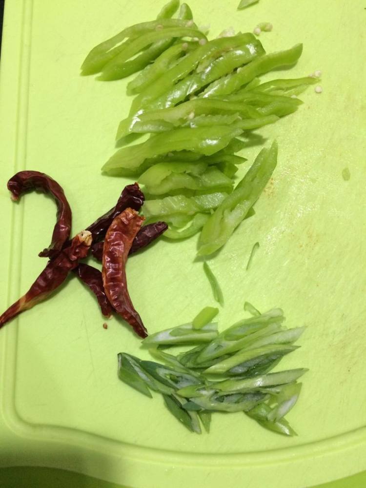 青椒炒土豆丝步骤1