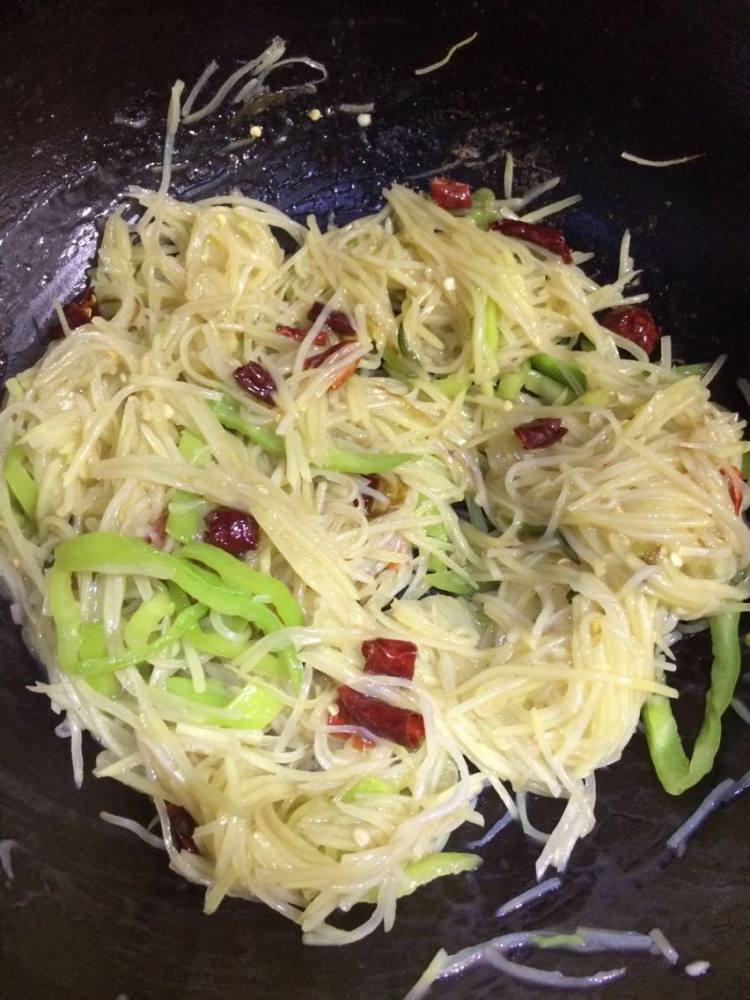 青椒炒土豆丝步骤7