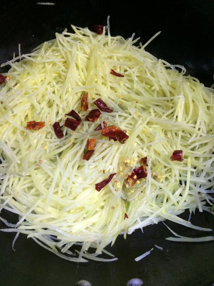 青椒炒土豆丝步骤5