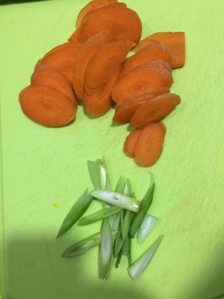 胡萝卜炒木耳步骤3