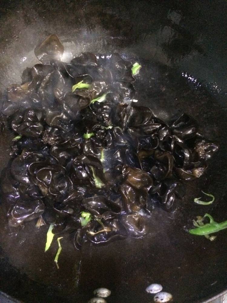 胡萝卜炒木耳步骤5