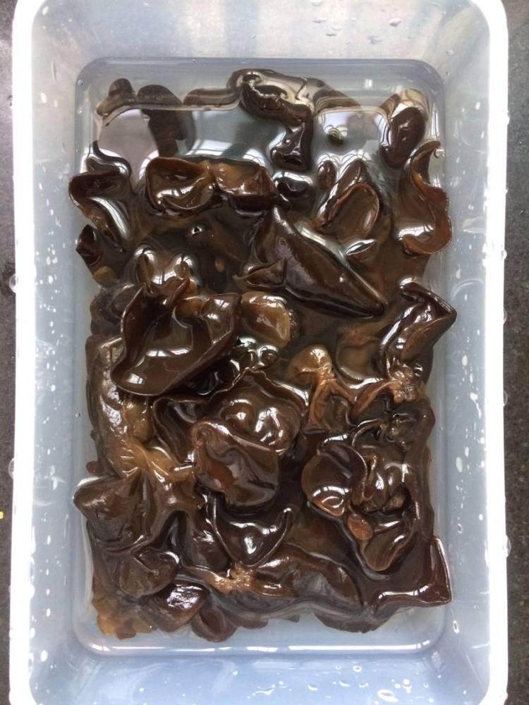 胡萝卜炒木耳步骤2