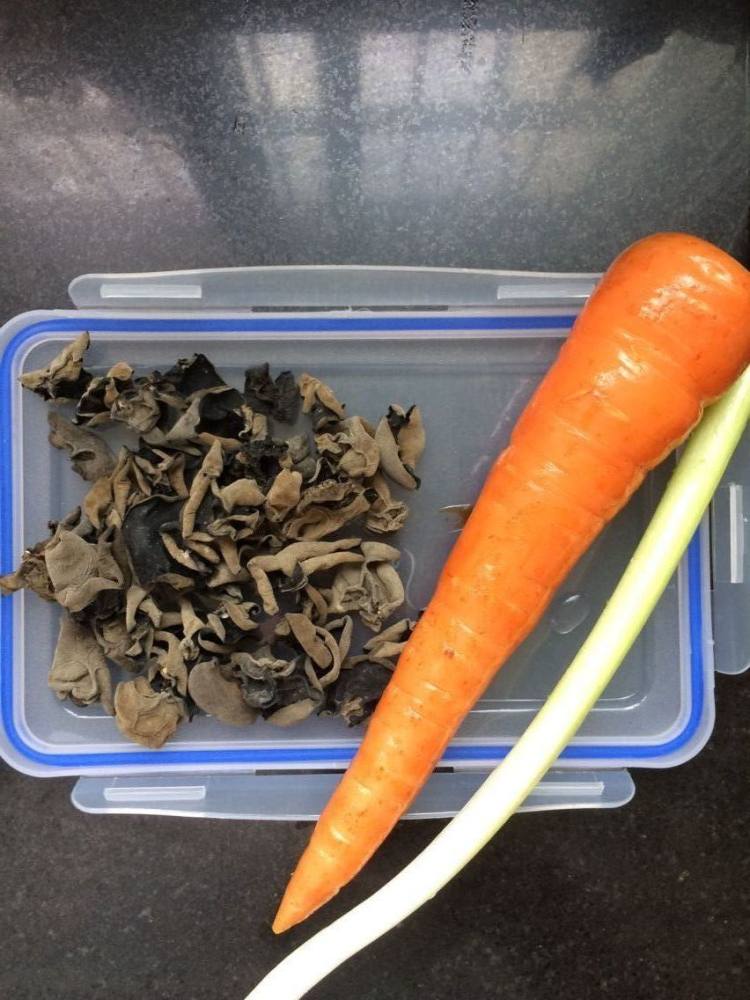 胡萝卜炒木耳步骤1